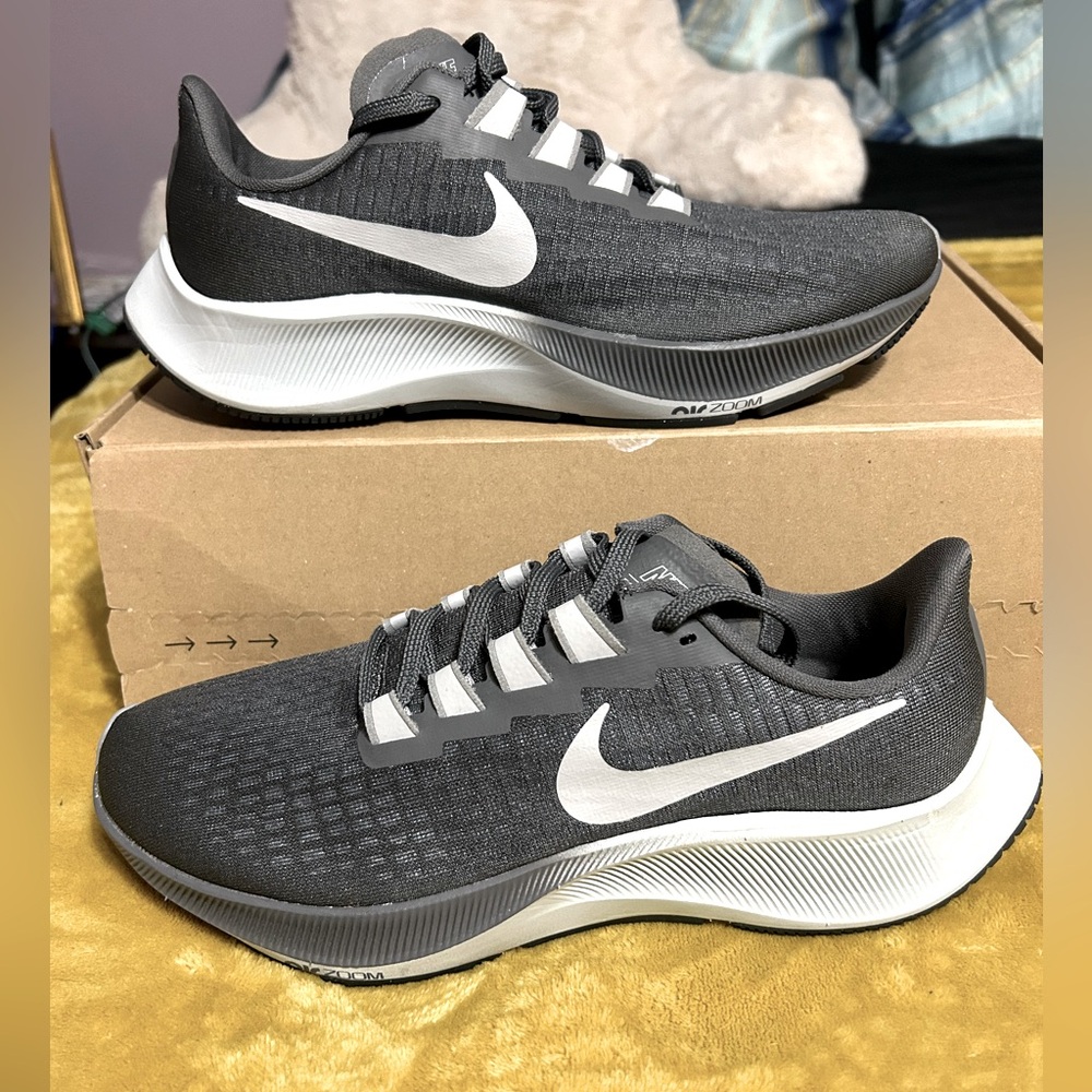 NWT-Nike Air Zoom Pegasus 37 'Particle Iron Grey' Item BQ9646-009, Size 7.5